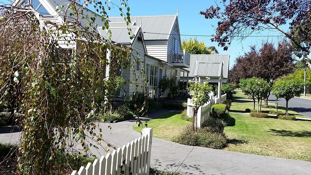 Creek Cottage Bed And Breakfast Traralgon Exteriör bild