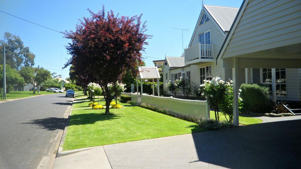 Creek Cottage Bed And Breakfast Traralgon Exteriör bild